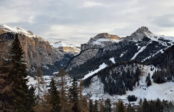 Passo Sella Peak en la estación de esquí de Canazei, Alpes Dolomitas, Italia — Foto de Stock