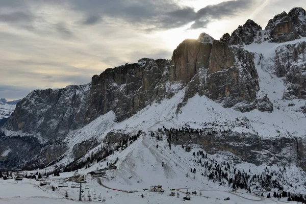 Esquí en Sella Ronda. Vista panorámica. Invierno Dolomiten Alpes, Italia . — Foto de Stock