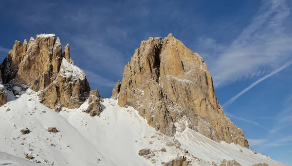 Sassolungo groep in de Dolomieten met CInquedita en Grohmann bedekt met sneeuw. Uitzicht vanaf Passo Sella net boven Val Gardena — Stockfoto