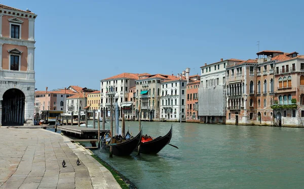 Vista incrível sobre a bela Veneza, Itália. Muitas gôndolas navegando por um dos canais . — Fotografia de Stock