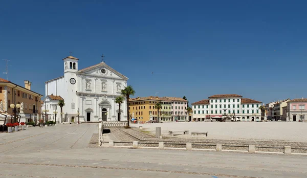 Palmanova, com a sua estrutura estelar de nove pontas, foi concebida como um sistema defensivo inexpugnável Itália, região de Udine Friuli-Venezia-Giulia. A catedral . — Fotografia de Stock