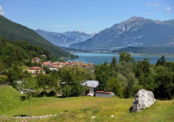 Lago di Santa Croce) - напівприродне озеро в провінції Беллуно, Венето, Північна Італія.. — стокове фото