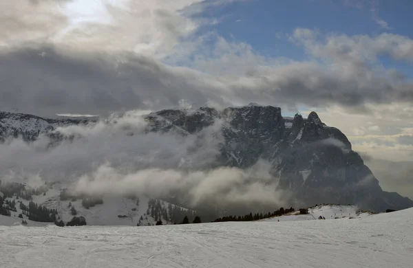 Panorama hivernal de la station de ski italienne avec fond de Seiser Alm, Alpe di Siusi, une prairie alpine de haute altitude dans les Dolomites avec Langkofel et Plattkofel montagnes sous la neige, Tyrol du Sud, Italie . — Photo