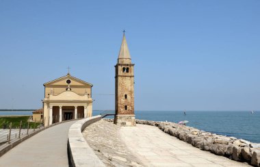 Caorle, İtalya. Caorle sahilindeki Melek Anıtı.