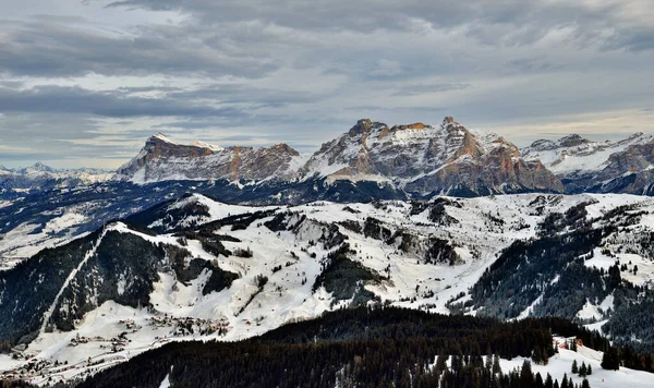 Лижний спорт в Селла Ронда. Панорамний вид. Winter Dolomiten Alps, Italy. — стокове фото