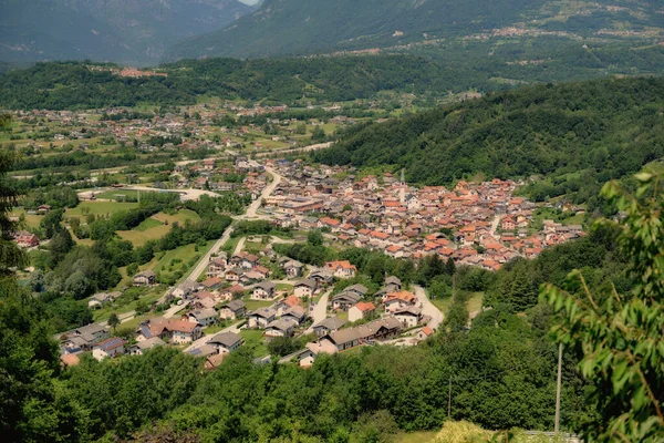 Vista aérea del pequeño pueblo italiano Farra D 'Alpago en los alpes cerca del lago Santa Croce . — Foto de Stock