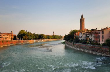 Verona, İtalya - Eylül 2016: Verona. Venedik bölgesi. Güneşli bir günde nehri olan Verona şehri. İtalya
