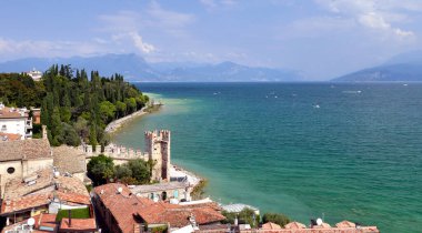 Sirmione, Garda Gölü 'ndeki Rocca Scaligera Kalesi' nden görüntü. Göl manzarası, İtalya sonbaharı.