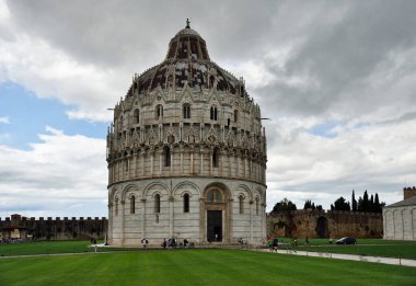 Pisa, İtalya: Dünyaca ünlü Mucize Meydanı Piazza dei Miracoli veya Pisa Katedral Meydanı Piazza del Duomo ile ünlü Eğik Kule, Baptistery ve Katedral Duomo di Pisa .