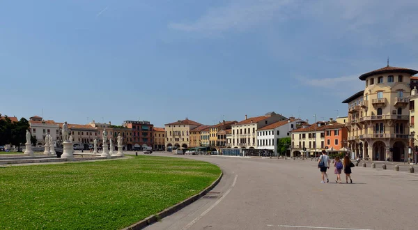 Az ovális csatorna körül a szökőkút, a Prato della Valle, Padova, Olaszország — Stock Fotó