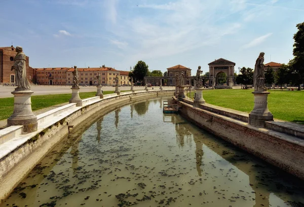 İtalya, Padua 'daki Prato della Valle çeşmesinin etrafındaki oval kanal.. — Stok fotoğraf
