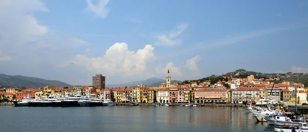 Ciudad de Imperia en el soleado día de septiembre. Liguria, Italia . — Foto de Stock