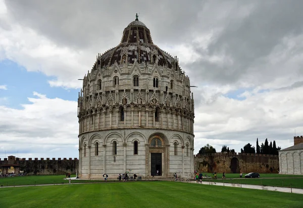 Pisa, İtalya: Dünyaca ünlü Mucize Meydanı Piazza dei Miracoli veya Pisa Katedral Meydanı Piazza del Duomo ile ünlü Eğik Kule, Baptistery ve Katedral Duomo di Pisa . — Stok fotoğraf