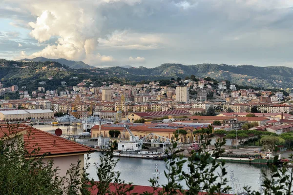 Impresionante vista aérea del puerto de La Spezia, Liguria - Italia . — Foto de Stock