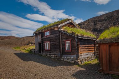 Madencilik kasabası Roros, bakır madenciliğiyle ün yapmış bir dağ kasabası anlamına gelen Bergstaden olarak da bilinir. Norveç 'in tarihsel olarak belirlenmiş iki şehrinden biridir.