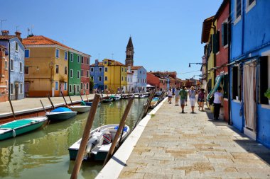 Burano Adası kanal, renkli evler ve tekneler, Venedik İtalya Avrupa