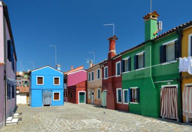 Burano Adası, Venedik, İtalya 'da renkli evleri olan bir bahçe..