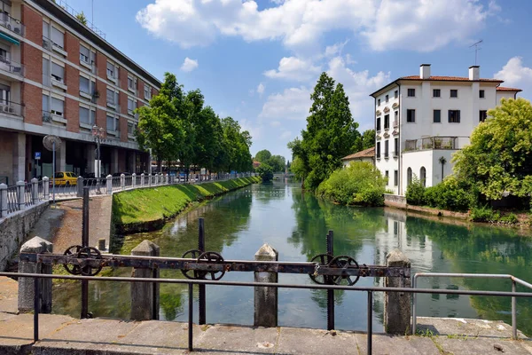 A cidade italiana do norte de Treviso, na província de Veneto, está localizada perto de Treviso, Pádua e Vicenza. Vista da cidade de Treviso Itália. Arquitetos em Treviso, Italia . — Fotografia de Stock