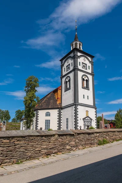 Casas tradicionales y campanario de la iglesia exterior de la ciudad minera de cobre de Roros, Noruega. Roros es declarado Patrimonio de la Humanidad por la UNESCO . — Foto de Stock