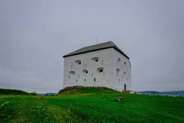 Ortaçağ Kristiansten Kalesi, Trondheim şehrinin doğusunda bir tepenin üzerinde. Norveç turistik eğlenceleri. Temmuz 2019