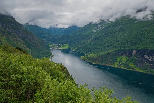 Υπέροχη καλοκαιρινή σκηνή του λιμανιού Geiranger, Δυτική Νορβηγία. Εντυπωσιακή θέα το πρωί του Sunnylvsfjorden φιόρδ. Ταξιδεύοντας φόντο έννοια. Ιούλιος 2019 — Φωτογραφία Αρχείου