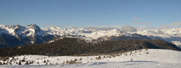 Montañas y pistas de esquí en la estación de esquí Gitschberg Jochtal, Italia . — Foto de Stock
