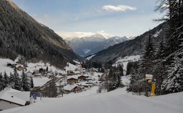 Estância de esqui em Racines Ratschings, Vipiteno, Itália. Belo dia de inverno em Alpes italianos . — Fotografia de Stock