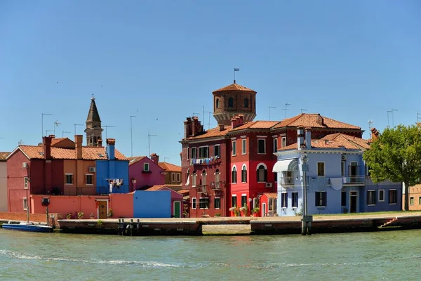 Вид на каналы Бурано с лодки и красивые, красочные здания. Деревня Бурано славится своими красочными домами. Вениче, Италия . — стоковое фото
