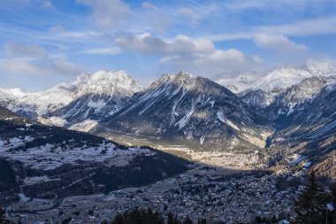 Bormio, İtalya, Ocak 2019: Dağdan panoramik manzara.