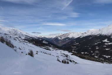 Aşağı yokuş aşağı kayak dağ kulübesi ve İtalyan Alpleri, Avrupa, İtalya 'da restoran terası var. Santa Caterina Valfurva kayak alanı