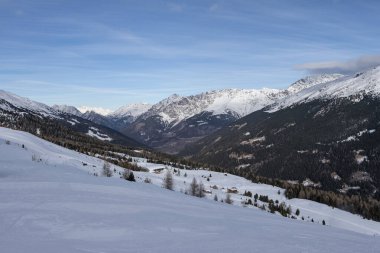 Aşağı yokuş aşağı kayak dağ kulübesi ve İtalyan Alpleri, Avrupa, İtalya 'da restoran terası var. Santa Caterina Valfurva kayak alanı