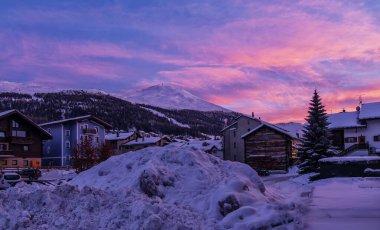 İtalya 'nın Livigno şehrinde akşam manzarası. Renkli gökyüzü ile fantastik gün batımı.