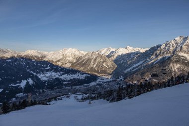 Bormio, İtalya, Ocak 2019: Dağdan panoramik manzara.
