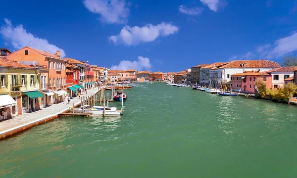 Vista de um canal na ilha murano em itália — Fotografia de Stock