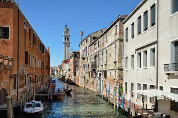 Barcos atracados em um canal em Veneza — Fotografia de Stock
