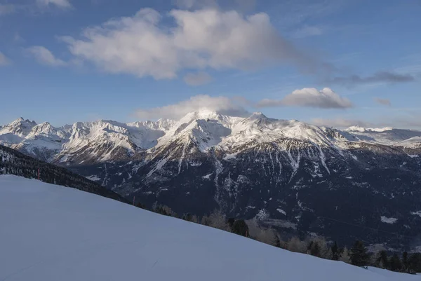 Bormio dans les Alpes italiennes. Station de ski sur les pistes de Cima Bianca . — Photo