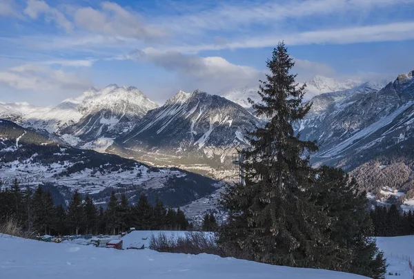 Bormio v italských Alpách. Lyžařské středisko na svazích Cima Bianca. — Stock fotografie