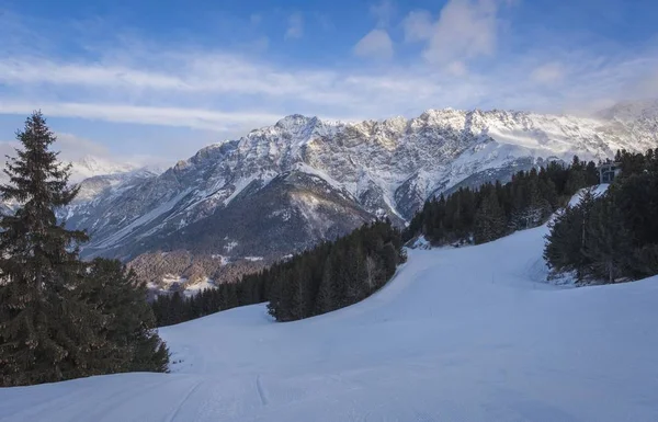 Bormio nos Alpes Italianos. Estância de esqui nas encostas de Cima Bianca . — Fotografia de Stock