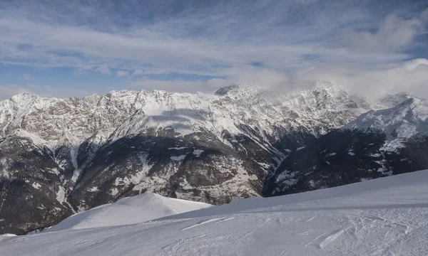 Bormio in den italienischen Alpen. Skigebiet auf den Hängen von cima bianca. — Stockfoto