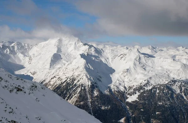 Bormio i italienska Alperna. Skidort på sluttningar av Cima Bianca. — Stockfoto