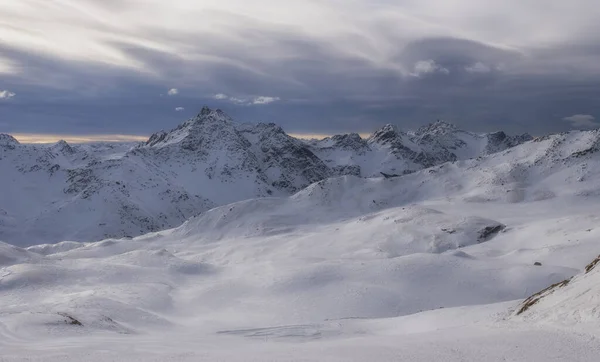 Montanhas de declive nos Alpes Italianos, Europa, Itália. Área de esqui Santa Caterina Valfurva — Fotografia de Stock