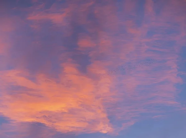 Céu azul e vermelho à noite em Livigno, Itália . — Fotografia de Stock