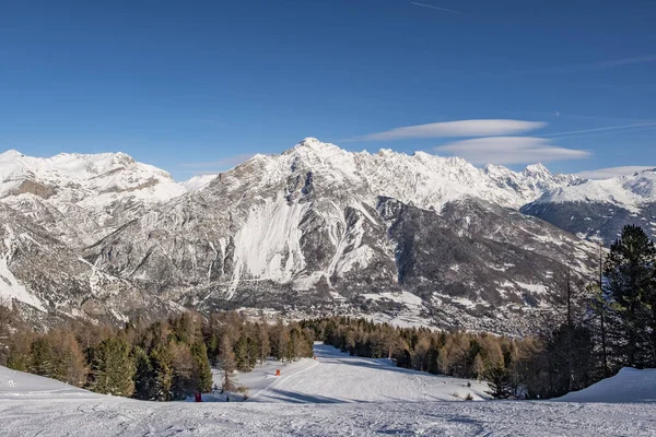 Valdidentro Valtellina İtalya Kışı. İzolakya 'da kayak merkezi, Alpler, kayak pisti..