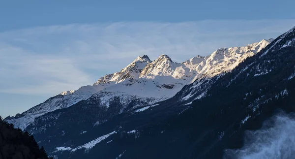 Wunderschöne berge und felsen um bormio, sondrio, italien. Alpen, sonniger Wintertag. — Stockfoto