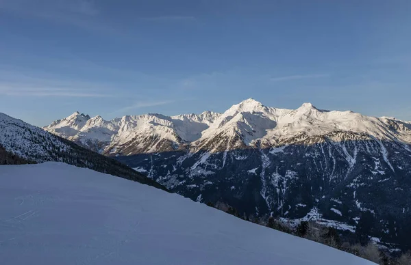 Krásné hory a skály kolem Bormio, Sondrio, Itálie. Alpy, slunečný zimní den. — Stock fotografie