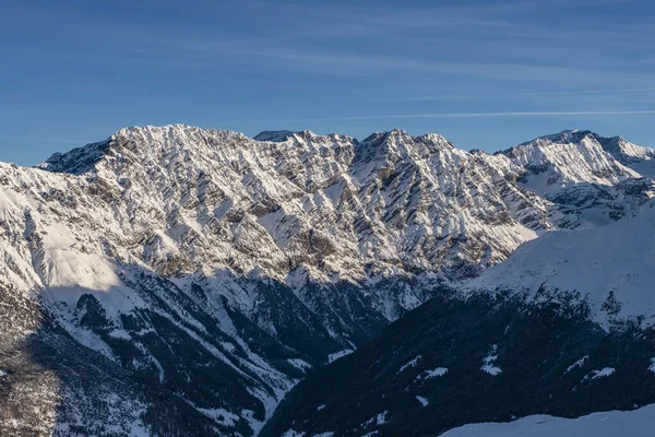 Gyönyörű hegyek és sziklák körül Bormio, Sondrio, Olaszország. Alpok, napos téli nap. — Stock Fotó