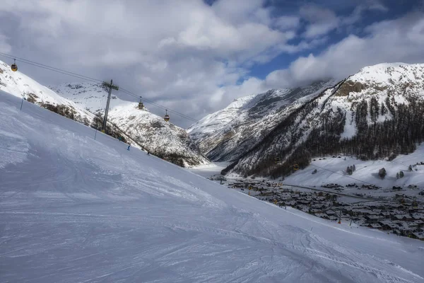 Vinterutsikt från toppen på Livigno stad och sjön Livigno. Italien. — Stockfoto