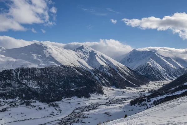 Vista de inverno do topo na cidade de Livigno e lago Livigno. Itália . — Fotografia de Stock