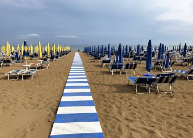 Jesolo gündüz vakti tatil köyünde. Sahilde kimse yok. Mavi deniz. Venedik Eyaleti, İtalya