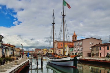 Leonardesque Kanal Limanı 'nda antik güzel tekneler Cesenatico, Emilia Romagna, İtalya